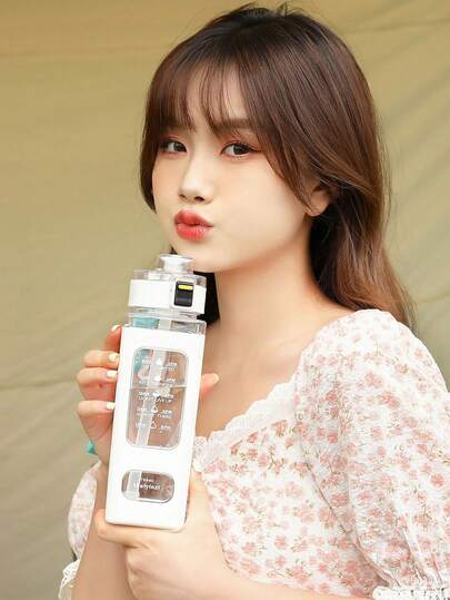 1个700毫升大容量运动水瓶 - 带吸管和刻度，便携式，弹力瓶盖，防漏设计，方形时尚造型，适合健身、办公、旅行、露营、居家、返校季等场合，适合作为学生和成人的礼物，家居装饰，送给女性、男性、朋友的礼物，强烈推荐！！！非常实用！！！