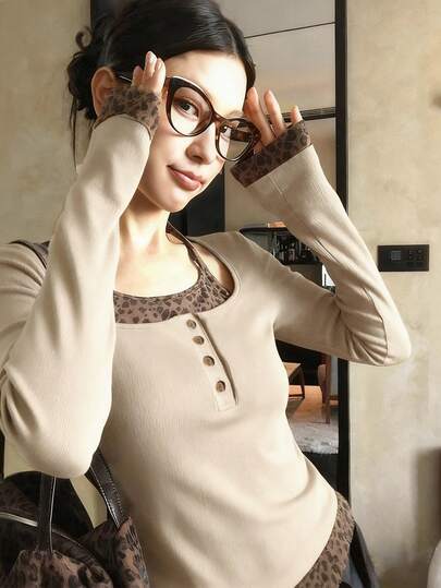美式辣妹风U领长袖T恤，春秋新款时尚单品，露背设计，饰有豹纹贴片和纽扣，休闲百搭修身短款上衣