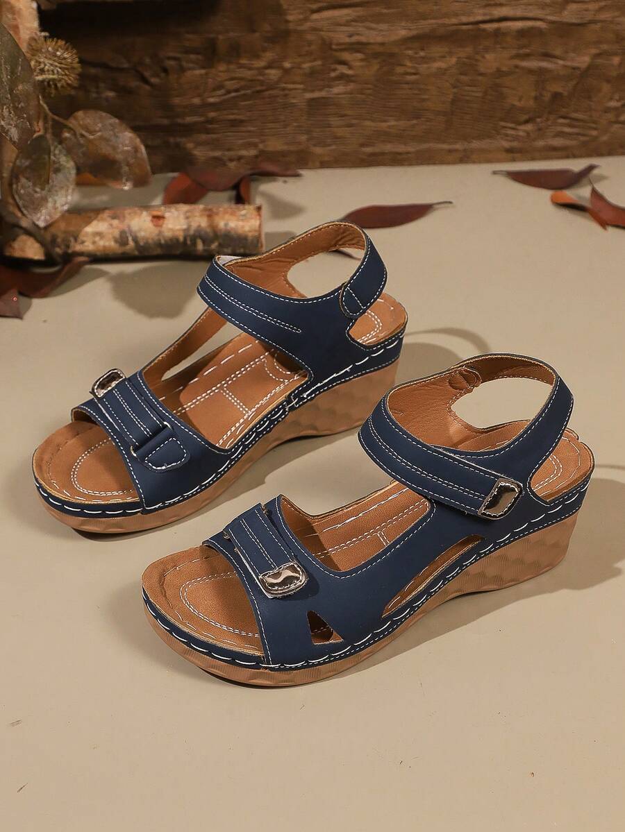 Sandal đế xuồng dày dặn có khóa cài, thích hợp cho mùa hè đi biển.