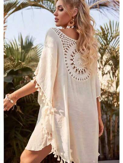 Đầm nữ phong cách Bohemian, chất liệu vải dệt, cổ tròn, dài ngang gối, chi tiết tua rua rỗng, tay lỡ, chống nắng, thích hợp mặc đi biển mùa xuân, thanh lịch.