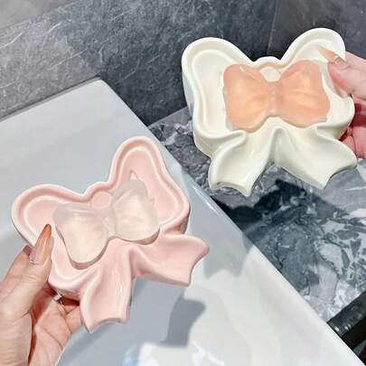 Khay nhựa hình nơ sang trọng – Hình nơ độc đáo để đựng xà phòng, trang sức và đồ dùng nhỏ | Trang trí hoàn hảo cho bồn rửa mặt, mặt bàn trang điểm và bàn trang điểm trong phòng tắm | Khay đựng đồ một mảnh dễ lau chùi, mang đến nét ngọt ngào, lãng mạn và cá tính cho bất kỳ không gian nào.