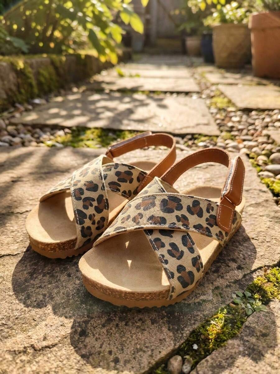 Fashionable And Versatile - 3-12 Year Old Leopard Print Cross-Strap Open-Toe Children's Sandals. Canvas Texture Leopard Print Pattern + Caramel Brown Leather Back Strap. Cross Straps With Adjustable . Soft Wood Midsole With Anti-Slip Rubber Sole. American Retro Street Style. Daily Casual Wear. Spring/Summer Outerwear Sandals! - Mocha Brown - View 1