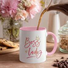 Caneca de Café Cerâmica de 325ml com Padrões Engraçados de Escritório e Mulher, Adequada para Uso Diário em Casa e no Escritório. Caneca de Café, Xícara Cerâmica, Impressão Dupla Face, Reutilizável, Micro-ondas e Lava-louças, Ótima para Aniversário, Dia das Mães - Rosa chiclete - Visão 3