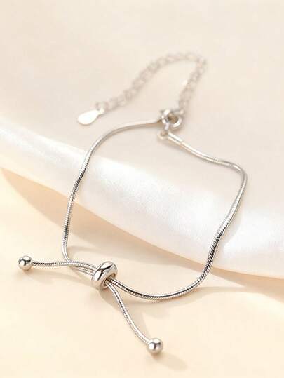 这款女士手链采用可伸缩蛇骨珠设计，简约百搭，个性十足。款式简约优雅，适合各种场合和服饰搭配。无论是日常通勤、休闲旅行还是约会，都能轻松点缀手腕，提升整体气质。