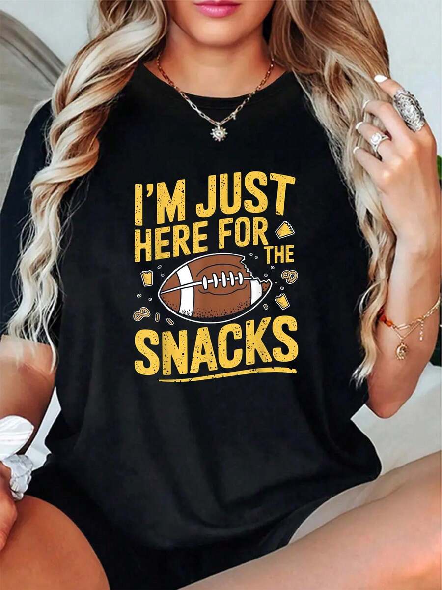Camiseta Unisex 100% Algodón "Solo Estoy Aquí por los Snacks" para el Día del Fútbol Americano - Suave, de Manga Corta, Cuello Redondo para Hombres y Mujeres - Perfecta para Uso Casual y Regalos - Negro - Ver 1
