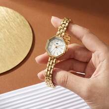 Un reloj de señora de cuarzo con tonos blancos, con un diseño de esfera hexagonal único, combinado con una correa de estilo de cadena delicada. Este es un elegante reloj analógico adecuado para el uso diario y ocasiones especiales. - Blanco - Ver 5