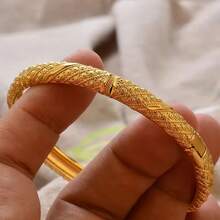 1件女士24K镀金精美雕刻手镯，传统风格开口手镯，迪拜婚礼和派对珠宝礼品 - 金黃色 - 查看 3