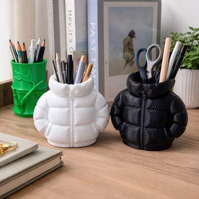 1 chiếc hộp đựng bút hình áo khoác lông vũ dễ thương, bộ đế lót ly in 3D độc đáo, thích hợp cho lớp học học sinh, trang trí bàn làm việc tại nhà/văn phòng, lưu trữ trên bàn làm việc.