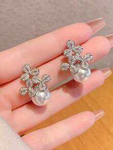一对小众高端铜镀锆石三朵花珍珠耳环，浪漫氛围女士耳环 - 時尚耳環 - 查看 4