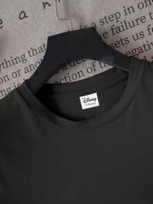 Disney 这款女士休闲日常短袖T恤采用100%纯棉面料，印有米奇手捧巧克力甜甜圈的图案，并配有“你想做我的甜甜圈情人吗？”的字样。“你想做我的甜甜圈情人吗？”巧妙地结合了“甜甜圈”（donut）和“不要”（do not）的谐音，俏皮地表达了“你想做我的情人吗？”的浪漫情愫。适合约会、情人节、日常出行以及游览迪士尼乐园等场合。这款米奇图案印花T恤也适合情侣穿着，是情人节的理想礼物。黑色夏季款 - 黑色 - 查看 3