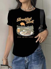 Sol amaneciendo sobre un campo de golf junto a un desayuno con panqueques mantequilla y jugo que evoca tranquilidad y energía para iniciar el día con buen ánimo camiseta de mujer manga corta casual 220g - Negro - Ver 1