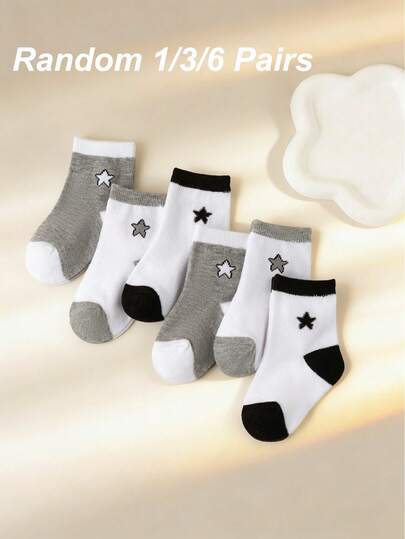 Zufällige 1/6 Paar Packungen mit schwarz, weiß und grau gemusterten Babysocken. Weich, atmungsaktiv und bequeme kurze Socken für Jungen und Mädchen, geeignet für den Alltag, Sport und Freizeitaktivitäten. Passend für alle Jahreszeiten.