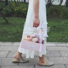 1个透明花卉装饰礼品包装盒，粉色PVC手提包礼品盒，适合家庭和花店使用，适用于婚礼、开学季、情人节、母亲节等场合。 - 透明鮮花禮盒 - 查看 8