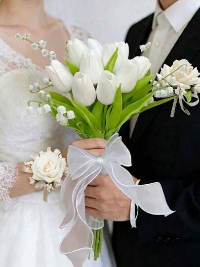 一套新娘捧花：剑兰花与白色丝带的组合。人造花束、胸花、手捧花。婚礼配饰、婚礼装饰、舞会配饰。用途：优雅的白色马蹄莲新娘捧花和玫瑰手腕花胸花套装，适合新郎新娘。