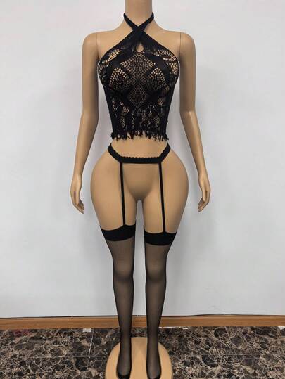 Bộ đồ lót gợi cảm hai mảnh dành cho nữ, gồm áo cổ ngắn kiểu râu mềm mại và tất dây, tôn lên vẻ đẹp dịu dàng của đồ lót gợi cảm dành cho phụ nữ.