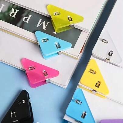 Ein Set mit 10 vielseitigen dreieckigen Clips, die zum Organisieren von Lernmaterialien, Dokumenten und Büchern entwickelt wurden. Diese Clips verhindern ein Verziehen und können für Notizen und Rechnungen verwendet werden, wodurch sie sich für Büro, Studium und Zuhause eignen.