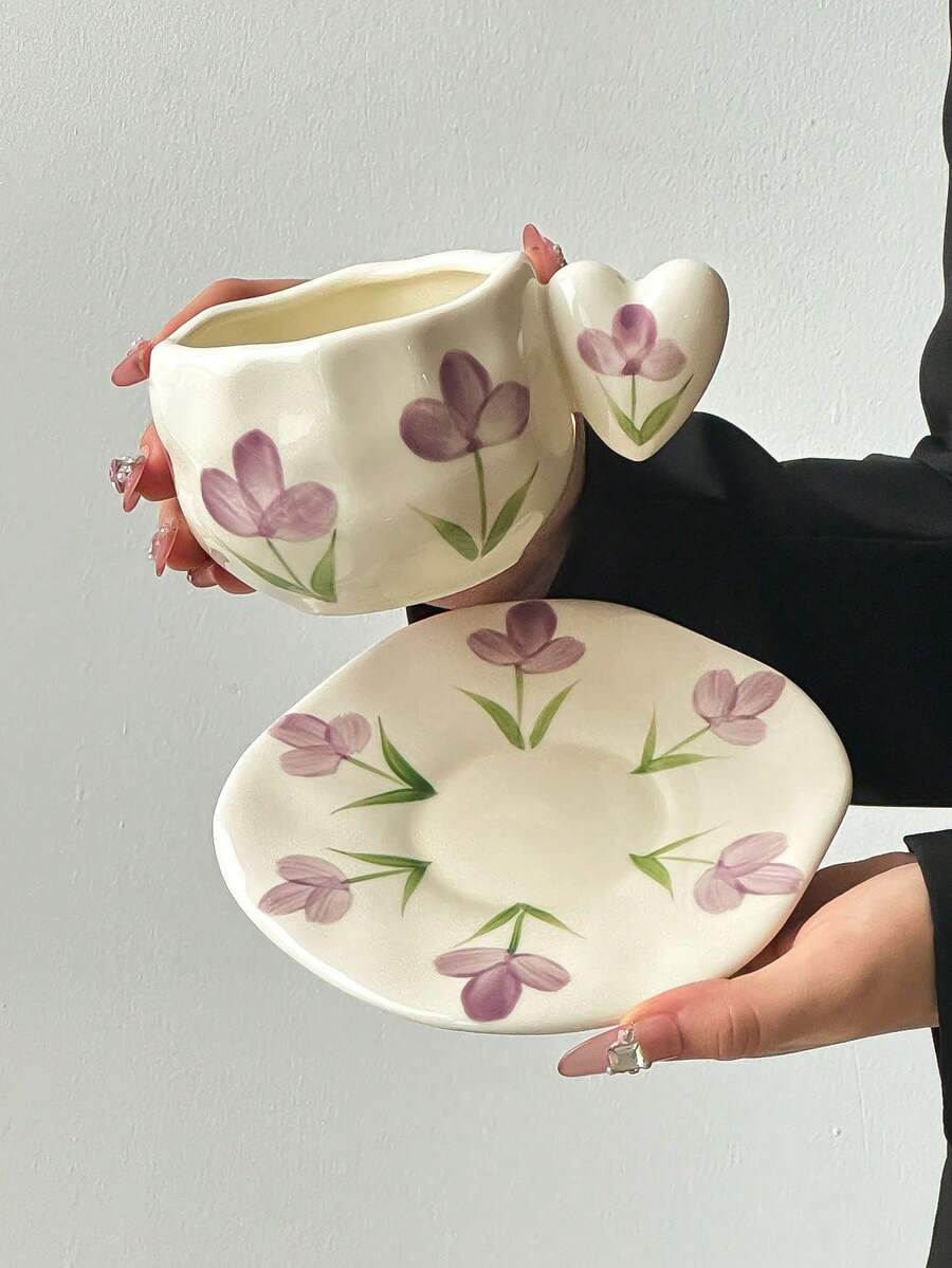 1 pièce Tasse à café et soucoupe en céramique avec poignée en forme de tulipe, avec poignée en forme de cœur/soucoupe à motif floral de tulipe violette avec bord ondulé , Tasse à café de style campagnard mignon, convient pour le thé de l'après-midi et les cadeaux