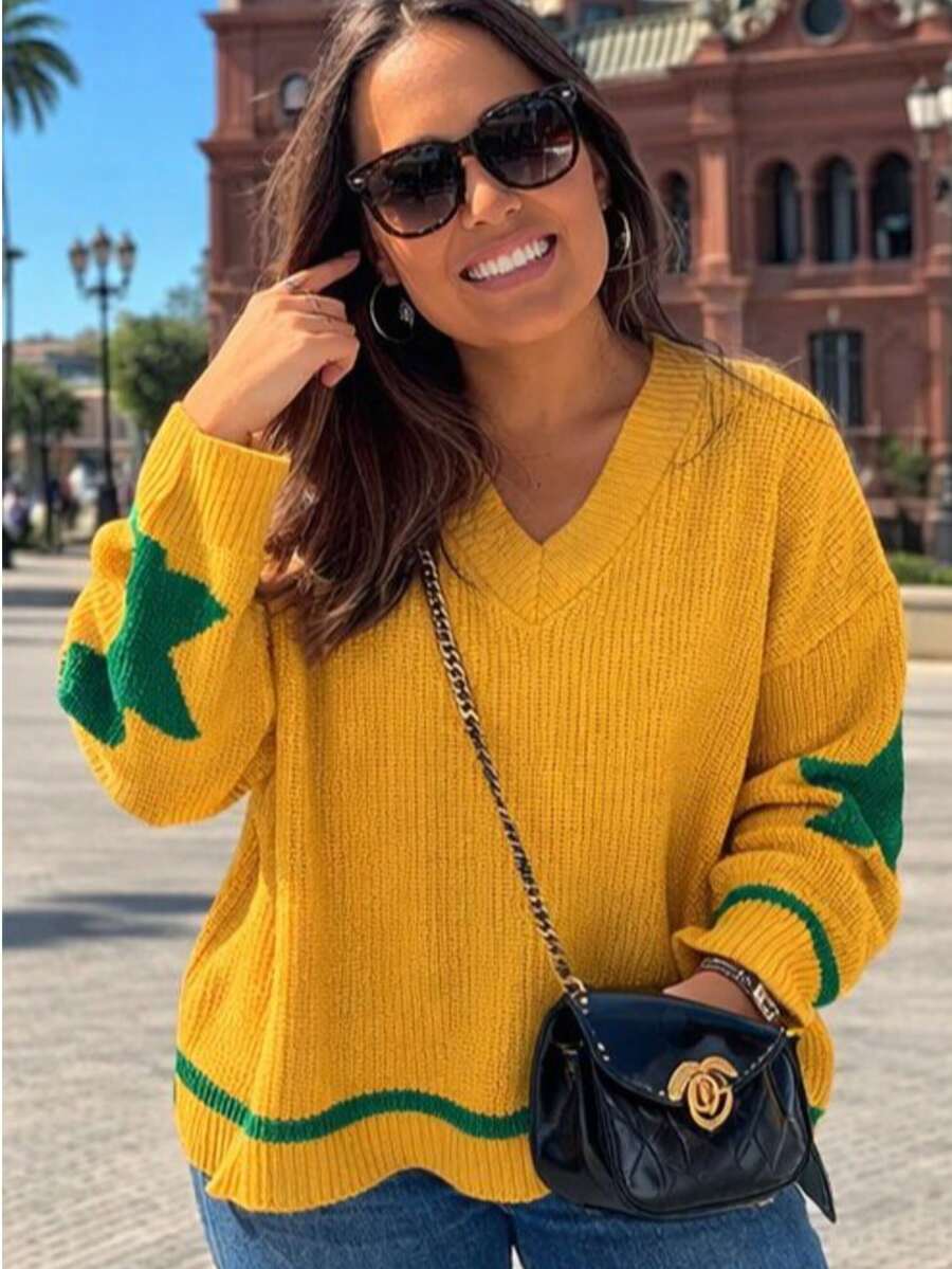 Elegant Women's Sweater In Yellow And Green Knit With Green Stars On The Sleeves And A V-Neck With The Logo Of Brazil Soccer. - 黃色 - 查看 1