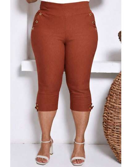 Calça Capri Femenino Plus Size com detalhe no bolso  Ilhó