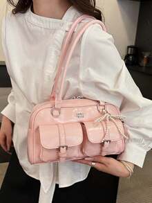 This Fashionable And Classic Solid Color Waterproof PU Material Clown Bag Features A Letter Graphic Design, With Multiple Pockets, A Shell Shape, And Dual Handles. It Can Be Carried As A Shoulder Bag Or Underarm Bag, And Comes With A Pendant Decoration. The Interior Can Hold Daily Necessities Like Lipstick, Keys, And Cosmetics. It Is Very Suitable For Travel, Shopping, Work, Parties, Dates, And New Year Celebrations. This Is A Retro Japanese Street Style Bag For Women. - 粉色 - 查看 3