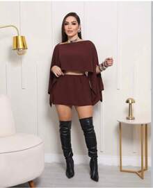 Conjunto casual feminino de duas peças com top cropped de gola canoa e shorts, confeccionado em tecido com elasticidade média. - Marrom - Visão 4