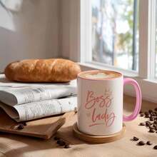 Caneca de Café Cerâmica de 325ml com Padrões Engraçados de Escritório e Mulher, Adequada para Uso Diário em Casa e no Escritório. Caneca de Café, Xícara Cerâmica, Impressão Dupla Face, Reutilizável, Micro-ondas e Lava-louças, Ótima para Aniversário, Dia das Mães - Rosa chiclete - Visão 6