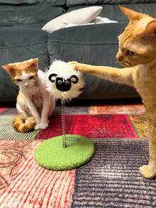 1 pieza Nueva Tabla rascadora multifuncional inteligente y creativa, duradera y resistente a los arañazos, con base de hierba, muelle oscilante, muñeca de peluche de oveja/vaca móvil, palito de hierba gatera, adecuada para gatos medianos/grandes, suministros para mascotas de interior, sin batería, ideal para entretenimiento solitario, interacción, entrenamiento de alimentación lenta, consumo de energía, liberación de instinto, alivio del aburrimiento, reducción de comportamiento destructivo, gran regalo para el cumpleaños de gato/perro - Multicolor - Ver 4