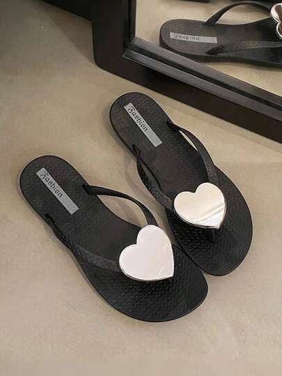 Fashionable Silver Heart-Shaped Women's Flip Flops, Sweet And Ins Style, Lightweight And Comfortable, Soft And Non-Slip Sole, Flexible , Soft And Thick Sole, Waterproof And Odorless, Minimalist And Versatile Sandals, Suitable For Daily Casual Indoor/Outdoor, Home, Bedroom, Shower, Pool, Beach, Commuting, Shopping And Outdoor Activities In All Seasons