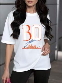 Número grande 80 en color naranja y blanco acompañado de un arco moderno que surge sobre una silueta urbana simbolizando energía y conexión entre ciudad y movimiento camiseta de mujer casual 220g elegante y cómoda - Blanco - Ver 8