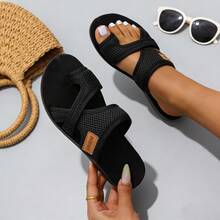 FZY Women's Open-Toe Flat Sandals - Breathable Mesh Interwoven Strap Design, Featuring Stylish Leather Label, Casual Slip-On Shoes, Beach Shoes, Pool Slide Shoes, Home Slippers, Casual Shoes, Sports Slippers, Height-Increasing Slides, Bohemian Style Beach Shoes, Y2K Style Shoes, Travel Slippers, Walking Shoes, Indoor And Outdoor Shoes, Lightweight And Comfortable Summer Shoes, Wide Strap Design, Cute Aesthetic Slippers Suitable For Ladies And Young Girls, 2026 New Product Launch, Very Suitable For Beaches, Pools, Vacations, Daily Walking, Shopping, Resting, Spring, Summer And Autumn Wear, Breathable Mesh Upper, Soft Padded Lining, All-Day Comfortable Wear, Fashionable Leather Appliqué Details, Fashionable Interwoven Strap Style, Suitable For Various Occasions' Casual Shoes, Cute Pink Color Showcases Sweet Aesthetics, Simple Open-Toe Design, Suitable For Pairing With Dresses, Shorts, Jeans, Skirts, Must-Have Summer Slippers - 黑色 - 查看 2