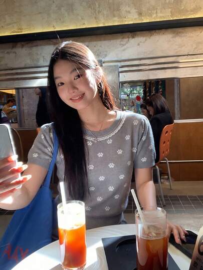 女士可爱猫爪印花蕾丝拼接圆领针织短款上衣，甜美温柔，适合通勤、约会和居家穿着