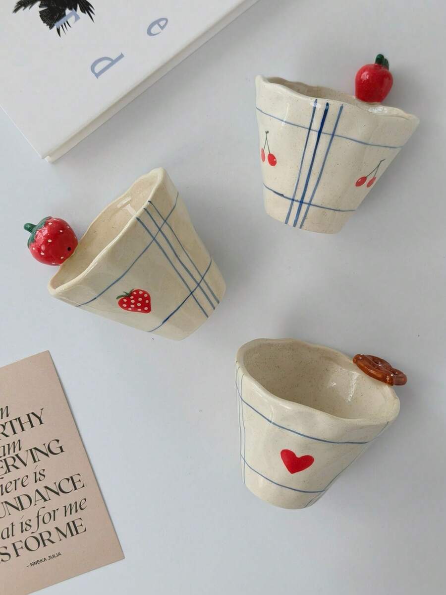 Cabin Kangaroo 1个手工陶瓷杯，3D草莓苹果椒盐脆饼装饰，不规则蓝色格子图案，复古咖啡杯，可爱美观的女士水杯，礼品及日常用品