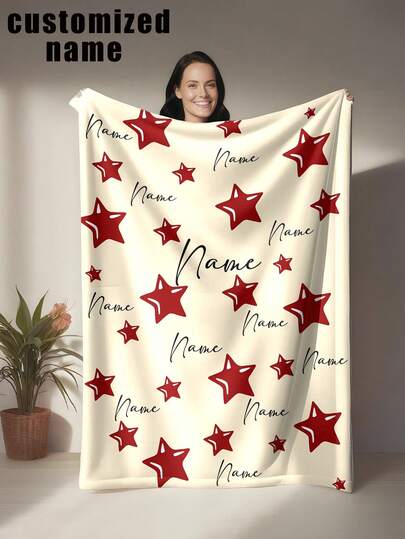 بطانية ملقاة مصنوعة حسب الطلب بنجمة حمراء، ذات قاعدة بيج وتفاصيل فيونكات حمراء متنوعة، تتميز بطراز عتيق وقوي في الوقت نفسه. مصنوعة من قماش فلانيل مُحاك مع طباعة رقمية، مريحة لجميع المواسم. يمكن استخدامها كديكور منزلي، بطانية دافئة يومية، أو هدية شخصية لأعياد الميلاد والمناسبات الخاصة.
