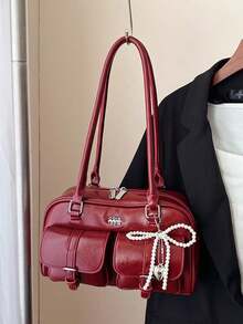 This Fashionable And Classic Solid Color Waterproof PU Material Clown Bag Features A Letter Graphic Design, With Multiple Pockets, A Shell Shape, And Dual Handles. It Can Be Carried As A Shoulder Bag Or Underarm Bag, And Comes With A Pendant Decoration. The Interior Can Hold Daily Necessities Like Lipstick, Keys, And Cosmetics. It Is Very Suitable For Travel, Shopping, Work, Parties, Dates, And New Year Celebrations. This Is A Retro Japanese Street Style Bag For Women. - 紅色 - 查看 5