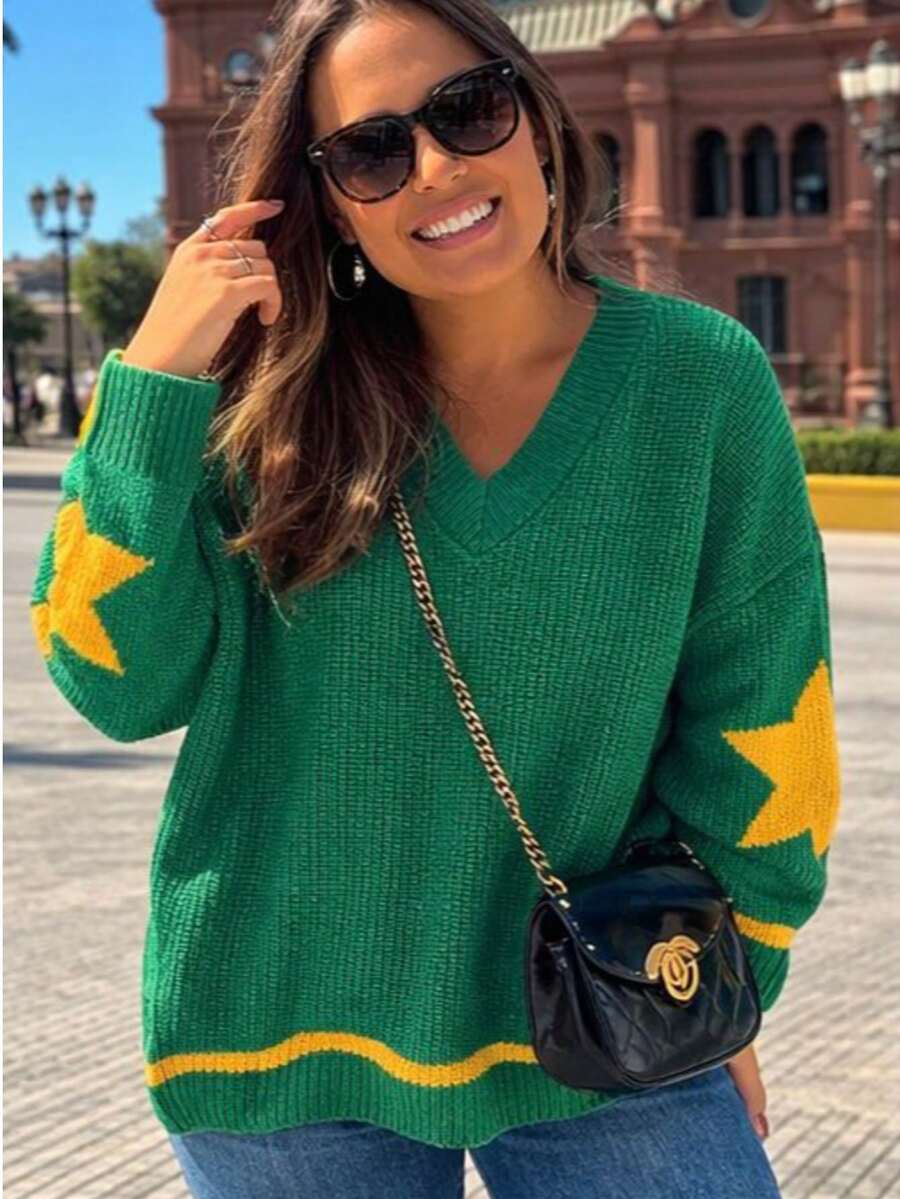 Women's Green Knit Sweater With A V-Neck, Yellow Star Details And Striped Hem, Regular Fit And Wrist-Length Sleeves. Basic Top. - 綠色 - 查看 1