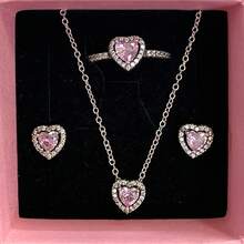 全新原创心形多色首饰套装，包含1对银耳环、1枚银戒指和1条银项链，共3件。采用低致敏材质打造，镶嵌璀璨夺目的圆形切割钻石和热情似火的红色心形元素，简约优雅的心形钻石点缀更添精致格调。是周年纪念、馈赠亲友、派对场合、日常佩戴以及表达爱意的理想之选。限量版。 - 套裝組合 - 查看 25