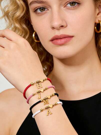 قطعة واحدة من قلادة مصنوعة من الفولاذ المقاوم للصدأ على شكل قلب مثقوب، تحتوي على 26 حرف إنجليزي، قابلة للتعديل والسحب بسهولة مع سوار قابل للتمديد. مناسبة للفتيات لارتدائها يوميًا في المناسبات غير الرسمية، وتشكل هدية رائعة للمناسبات والأعياد!