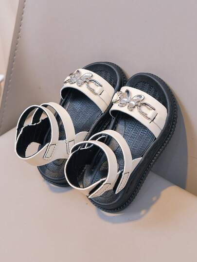 1 Pair Summer Design Personalized Avant-Garde White Children's Flat Sandals With Silver Bow Decor, Cute Apricot Color Beach Sandals For Girls, Adjustable Hook And Loop Closure Soft Baby Toddler Sandals, Non-Slip Durable Soft Bottom Comfortable Lightweight Beige Fashion Sandals, Suitable For Beach Play And Daily Wear