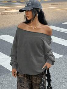 Oversized Off-The-Shoulder Black Sweatshirt With Faded Pink Palm Tree "" Graphic, Raw Edge Neckline, Street Style Fashion Top For Young East Asian Women, Matches High-Waisted Camo Cargo Pants, Perfect For Urban Streetwear Daily Wear - 灰色 - 查看 5