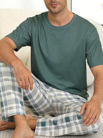 Bộ đồ ngủ nam, áo tay ngắn màu trơn nhẹ và quần dài in họa tiết kẻ caro, đồ ngủ mùa hè.