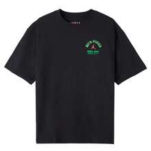 Nike Áo thun nam NC PIZZA GFX SS CREW, áo thun tay ngắn mềm mại, thoải mái, thích hợp mặc hàng ngày. - Đen/Đỏ hồng ngoại 23 - Xem 2