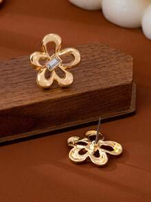 Minimalist Fashionable Gold Hollow Crystal Flower Stud Earrings, Suitable For Daily Wear, Parties, Galas, Banquets, And Campus - Yellow Gold - View 3
