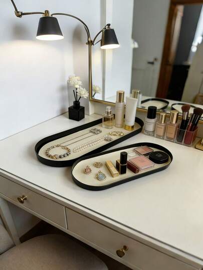 1个北欧轻奢椭圆形收纳托盘，金属和皮革材质（三种尺寸可选），多功能收纳盒，大容量展示盒，适合收纳珠宝、配饰、装饰品、香水、眼镜、化妆刷、化妆品、口红、钥匙等，高端家居展示托盘及装饰品，适用于酒店、咖啡馆、客厅、浴室、卧室、宿舍、节日派对、玄关收纳及家居装饰，情人节礼物