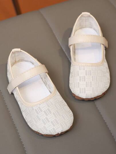 Un par de zapatos Mary Jane para niñas con patrón geométrico en relieve, zapatos planos, 2026 Nuevos zapatos Mary Jane planos para niños con estampado geométrico sólido, transpirables y tejidos, sencillos y fáciles de usar, adecuados para salidas diarias / atuendos de actuación