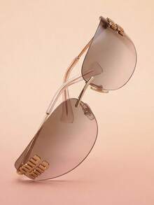 Miu Miu Kính râm nữ kiểu dáng retro mắt mèo oval, gọng đen với logo vàng, kính râm thời trang thiết kế phù hợp cho mùa hè, đi biển và du lịch. - màu đen - Xem 5