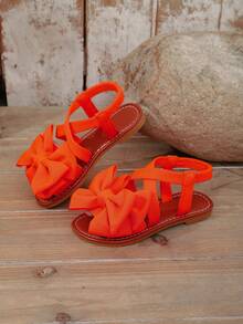 1 Paar orangefarbene Mädchen Flache Strand Sandalen, einfarbiger Stoff mit Schleifen Dekor, elastischer Kreuz-Rückenriemen Einteiliges Design, runde Zehenpartie, rutschfeste und strapazierfähige TPR Sohle, modische & niedliche römische Sandalen geeignet für 3-15 Jährige, Alltag, Party, Strand, Neu für den Sommer - Orange - Übersicht 4