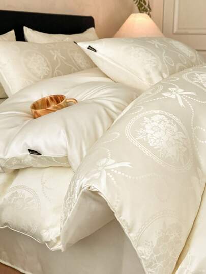 4件套欧式缎面提花床上用品，A款：乳白色蝴蝶花卉3D提花，B款：简约纯色乳白色（1件被套+1件床单+2件枕套），精细提花活性染色工艺，亲肤柔软拉绒质地，经久耐用，可机洗，抗菌保暖，适用于卧室、客房、宿舍，男女通用，可机洗，四季皆宜