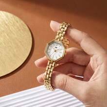 Un reloj de señora de cuarzo con tonos blancos, con un diseño de esfera hexagonal único, combinado con una correa de estilo de cadena delicada. Este es un elegante reloj analógico adecuado para el uso diario y ocasiones especiales. - Blanco - Ver 10