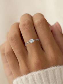 1枚优雅925纯银0.4克拉4.0毫米方形莫桑石戒指，适合女性日常佩戴、参加派对、度假、情人节、母亲节、结婚纪念日等场合，也是一份精美的女士珠宝礼物。 - 銀色 - 查看 2