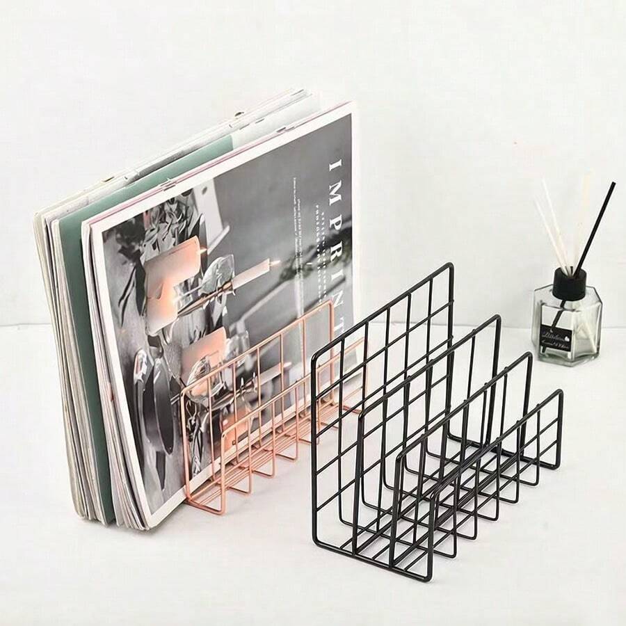 Giá để thư từ, sách, bưu thiếp, tờ rơi và các vật dụng khác bằng lưới kim loại 3 tầng, thích hợp để sắp xếp thư từ, sách báo, bưu thiếp, tờ rơi và các vật dụng khác. - Hộp đựng phong bì ba ngăn - Xem 1